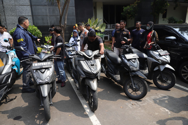 Sejumlah barang bukti sepeda motor yang ditunjukkan saat konferensi pers terkait kasus pencurian kendaraan bermotor di Polda Metro Jaya, Jakarta, Selasa (9/6/2026). Foto: Jamal Ramadhan/kumparan