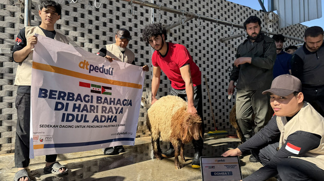 DT Peduli Salurkan Amanah Qurban untuk Ratusan keluarga Pengungsi Palestina dan Suriah di Suriah (Sumber: DT Peduli)