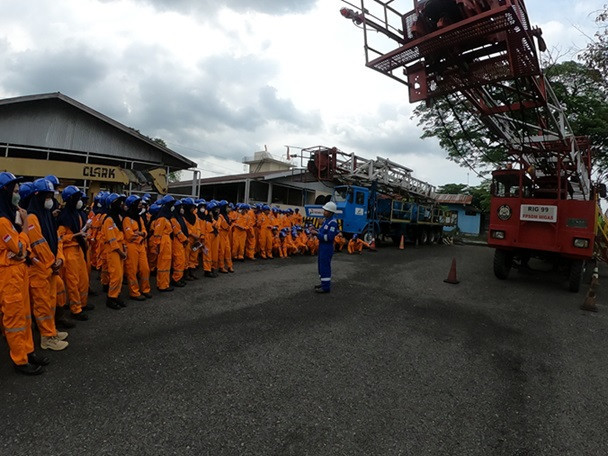 Kegiatan praktik di Rig 99 untuk peserta kunjungan di PPSDM Migas. (Dok. PPSDM Migas)
