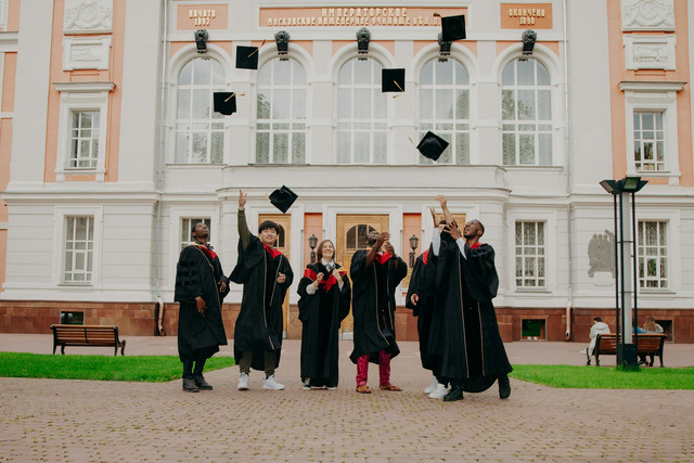 Ilustrasi momen kelulusan. Foto: Unsplash