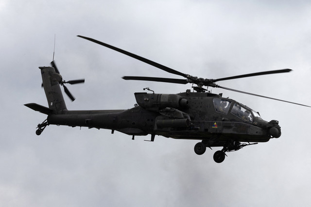 Helikopter Apache AH-64D milik Angkatan Darat AS terbang rendah saat latihan militer Polandia dan negara-negara sekutu NATO di Orzysz, Polandia barat laut, (17/9/2025). Foto: Wojtek Radwanski/AFP