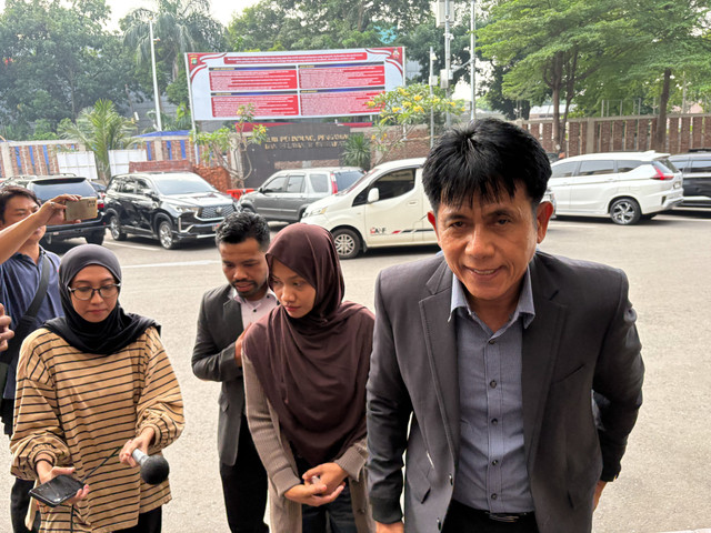 Nur Rohmah, mantan Asisten Rumah Tangga (ART) yang menjadi saksi kunci bagi pelapor bernama Hera, menyambangi Polres Metro Jakarta Selatan pada Selasa (9/6/2026). Foto: Vincentius Mario/kumparan