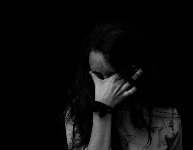 Seorang perempuan menangis foto by Pexels