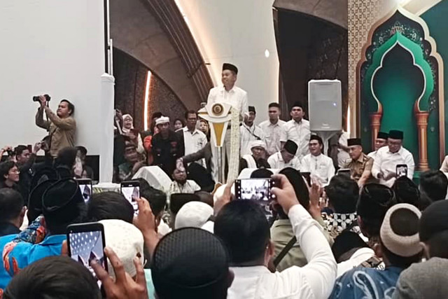 Gubernur Jawa Barat, Dedi Mulyadi saat sambutan dalam acara Menyambut Tahun Baru Hijriyah Menguatkan "Cinta Islam dan Islam Cinta" di Masjid Al-Jabbar pada Selasa (9/6/2026). Foto: Abisatya/kumparan