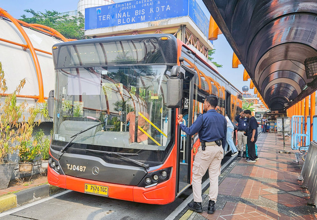 Sejumlah penumpang bersiap menaiki bus Transjabodetabek jurusan Blok M - Bandara Soekarno Hatta di Terminal Bus Blok M, Jakarta, Selasa (9/6/2026). Foto: Muhammad Iqbal/ANTARA FOTO