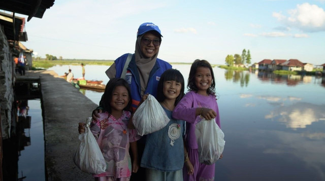 Kebahagiaan Anak-anak di Dusun Duo, Desa Serdang, Kab. Ogan Komering Ilir saat mendapat daging qurban (Sumber: DT Peduli)