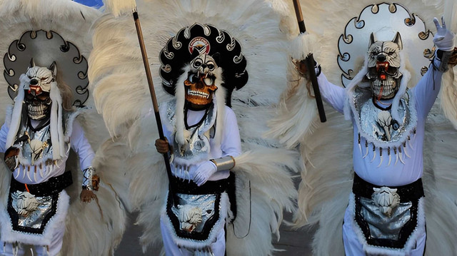 Penari dalam Pakaian Tradisional Peru dalam Perayaan Virgen de la Candelaria di Puno, Peru. Sumber foto: DJSully/Shutterstock