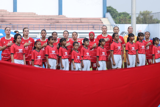 Pemain Timnas Wanita Indonesia menyanyikan lagu kebangsaan Indonesia Raya sebelum melawan Timnas Wanita Kamboja pada pertandingan uji coba di Stadion Arcamanik, Bandung, Selasa (9/6/2026).
Foto: Syawal Darisman/kumparan