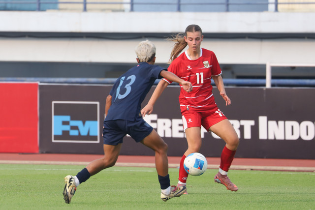 Pemain Timnas Wanita Indonesia Isabelle Nottet berusaha melewati hadangan pemain Timnas Wanita Kamboja Vibol Serysitha pada pertandingan uji coba di Stadion Arcamanik, Bandung, Selasa (9/6/2026). Foto: Syawal Darisman/kumparan