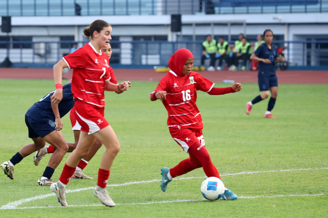 Pemain Timnas Wanita Indonesia Rosdilah Nurrohmah mencetak gol ke gawang Timnas Wanita Kamboja pada pertandingan uji coba di Stadion Arcamanik, Bandung, Selasa (9/6/2026). Foto: Syawal Darisman/kumparan