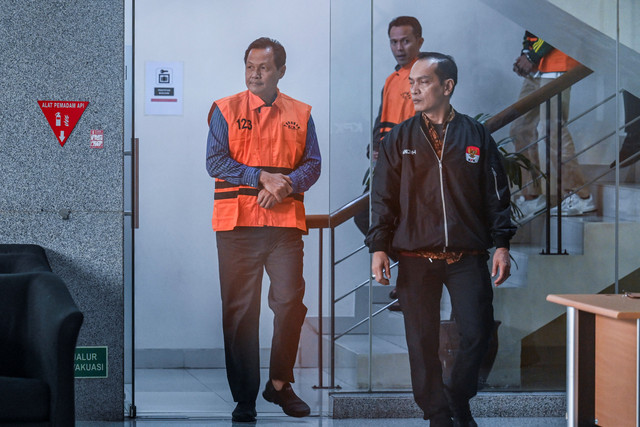 Bupati Muara Enim Edison (kiri) berjalan dengan mengenakan rompi tahanan usai menjalani pemeriksaan di Gedung Merah Putih KPK, Jakarta, Selasa (9/6/2026). Foto: Galih Pradipta/ANTARA FOTO