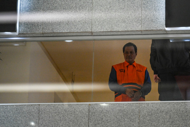 Bupati Muara Enim Edison (kiri) berjalan dengan mengenakan rompi tahanan usai menjalani pemeriksaan di Gedung Merah Putih KPK, Jakarta, Selasa (9/6/2026). Foto: Galih Pradipta/ANTARA FOTO