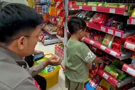 Polres Kudus membantu warga yang membutuhkan susu dan pampers. Foto: Instagram/@polreskudus