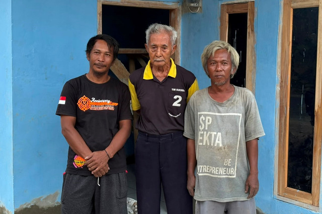 Jefri, Uci, Karta, warga penerima manfaat Bantuan Sosial Bedah Rumah oleh Kementerian Imigrasi dan Pemasyarakatan di Desa Warungkiara, Sukabumi, Jawa Barat, Selasa (9/6/2026). Foto: Nauval Pratama/kumparan