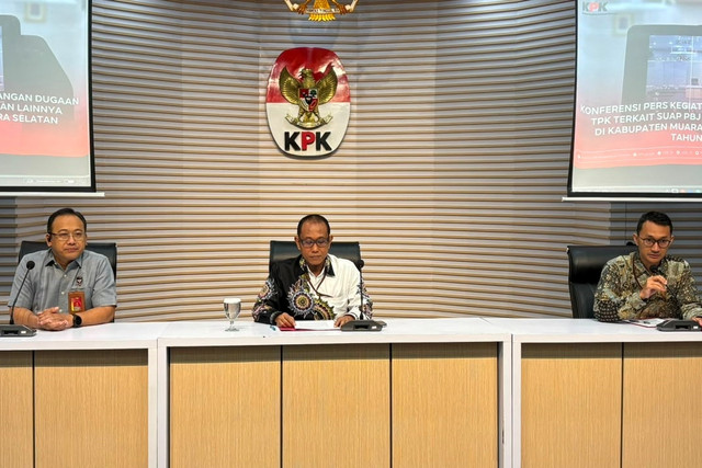 Konferensi pers terkait kasus dugaan suap proyek di lingkungan Pemerintah Kabupaten Muara Enim di Gedung Merah Putih KPK, Jakarta, Selasa (9/6/2026). Foto: Kevin Daniel/kumparan