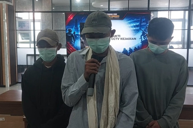 Tiga remaja ditangkap Polresta Surakarta karena memakai kostum pocong yang terekam CCTV rumah warga dan viral di medsos. Foto: kumparan