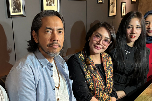 Konferensi pers Tessa Kaunang dan kuasa hukumnya menanggapi unggahan Sandy Tumiwa di Kawasan Senayan, Jakarta, Selasa (9/6/2026).
 Foto: Aprilandika Pratama/kumparan
