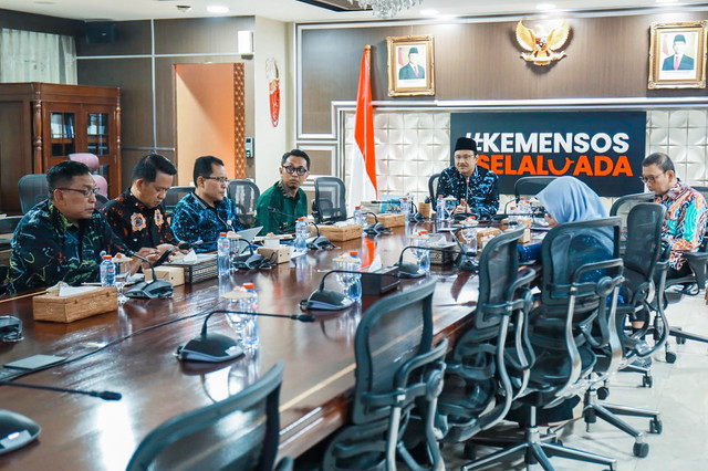 Mensos Saifullah Yusuf (Gus Ipul) pimpin rakor percepatan Sekolah Rakyat di Bali agar target 9 gedung permanen segera terwujud, Selasa (9/6/2026). Foto: Kemensos RI
