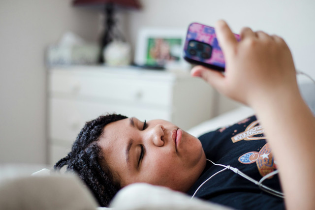Ilustrasi screen time berlebihan. Foto Unsplash.