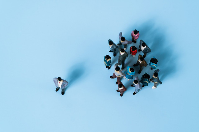 Ilustrasi perbandingan sosial. Foto Unsplash.