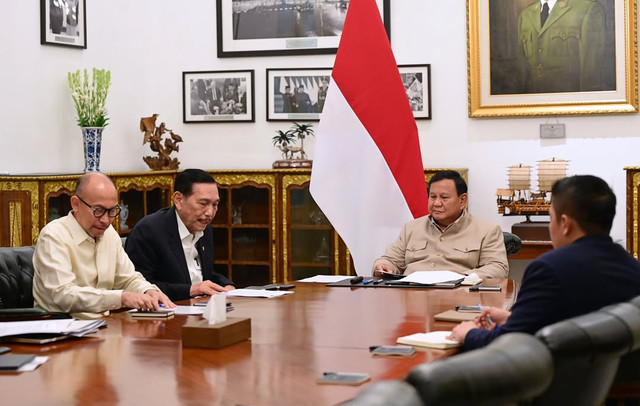 Presiden Prabowo Subianto melakukan pertemuan dengan Ketua Dewan Ekonomi Nasional (DEN) Luhut Binsar Pandjaitan dan Anggota DEN Chatib Basri di Kompleks Istana Merdeka, Jakarta, Selasa (9/6/2026). Foto: Instagram/ @sekretariat.kabinet