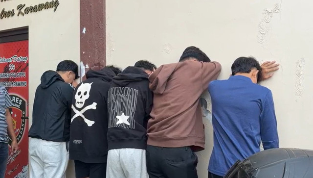 Lima tersangka kasus pesta gay di Karawang, Jabar, saat ditangkap di Polres Karawang, Selasa (9/6/2026). Foto: Dok. Istimewa