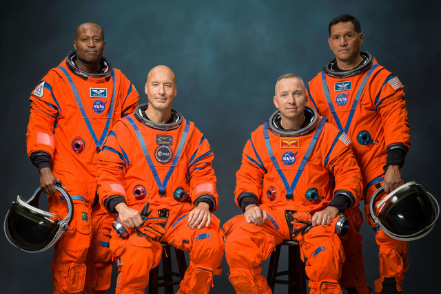Andre Douglas, Mission Specialist Artemis II; Luca Parmitano, Pilot Artemis II; Randy Bresnik, Commander Artemis II; dan Frank Rubio, Mission Specialist Artemis II. Foto: NASA