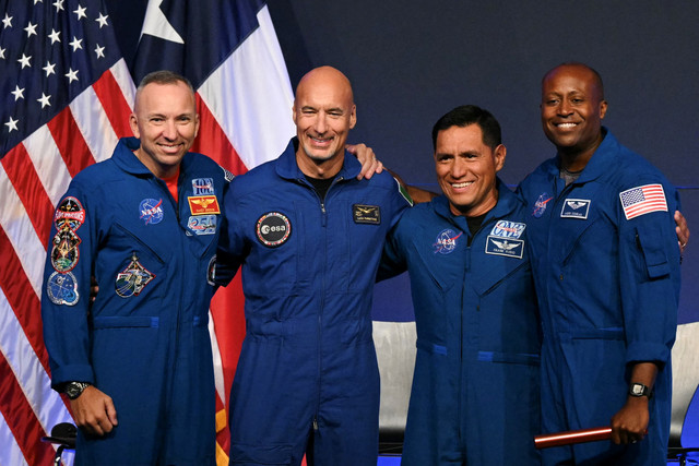 (kiri ke kanan) Komandan astronaut NASA Randy Bresnik, pilot astronaut ESA (Badan Antariksa Eropa) Luca Parmitano, spesialis misi astronaut Frank Rubio dan Andre Douglas selama konpers kru Artemis III di Houston, Texas, AS, Selasa (9/6/2026). Foto: Ronaldo Schemidt / AFP