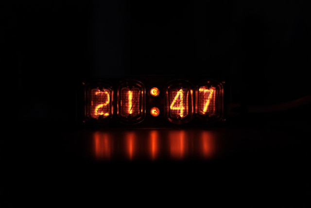 Ilustrasi cara setting jam digital. Foto: Unsplash/Vincent Chan