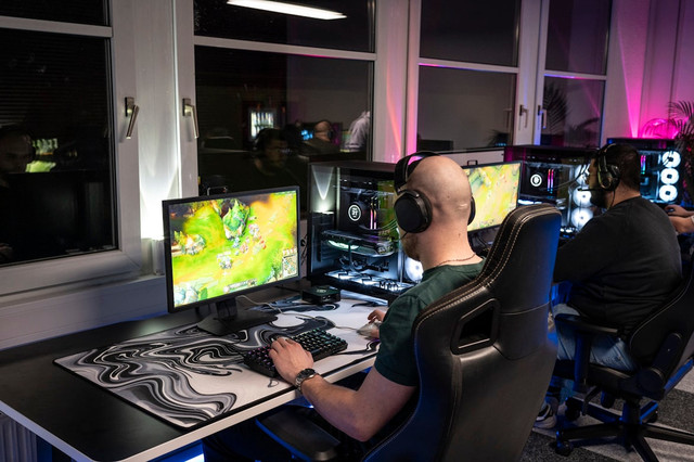 Ilustrasi warnet gaming Jakarta. Foto: Unsplash.com/ELLA DON