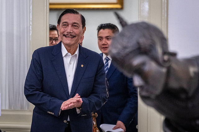 Ketua DEN Luhut Binsar Pandjaitan (kiri) bersama Sekretaris Kabinet (Seskab) Teddi Indra Wijaya (kanan) bersiap menyampaikan keterangan usai bertemu Presiden Prabowo Subianto di Kompleks Istana Merdeka, Jakarta, Selasa (9/6/2026). Foto: Bayu Pratama S/ANTARA FOTO