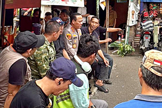 Kapolda Metro Jaya Komjen Pol Asep Edi Suheri bersama Pangdam Jaya Letjen TNI Deddy Suryadi bertemu dengan warga di Kelurahan Krukut, Kecamatan Tamansari, Jakarta Barat, Selasa (9/6/2026). Foto: Dok. Polda Metro Jaya