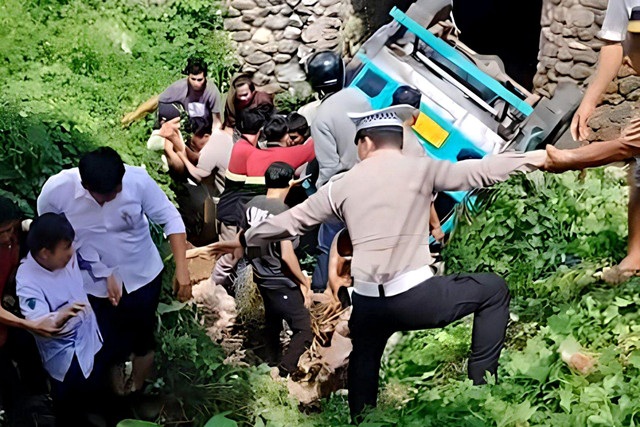 Angkot mengalami kecelakaan terjun ke sungai di Soppeng, Sulawesi Selatan, Selasa (9/6/2026) siang. Foto: Dok. Istimewa