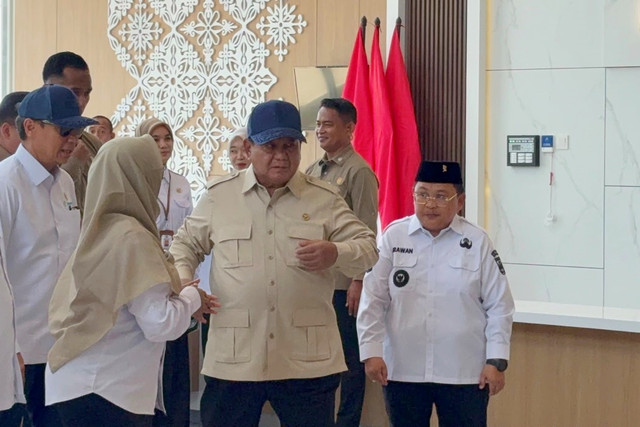 Presiden Prabowo Subianto tiba jelang meresmikan Rumah Sakit Umum Daerah (RSUD) KH. M. Thohir di Krui, Pesisir Barat, Lampung, Rabu (10/6/2026). Foto: Zamachsyari/kumparan
