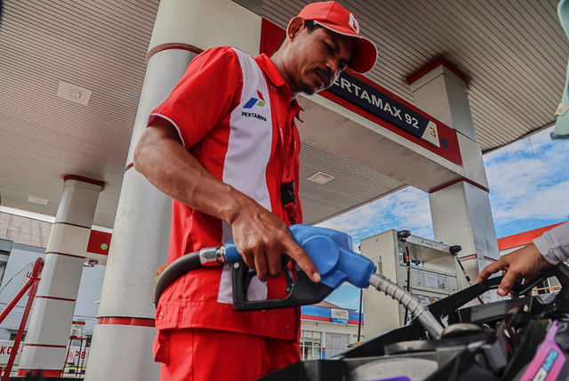 Petugas mengisi bahan bakar minyak (BBM) jenis Pertamax ke tangki sepeda motor di SPBU Batu Anteru, Ternate, Maluku Utara, Rabu (10/6/2026). Foto: Andri Saputra/ANTARA FOTO