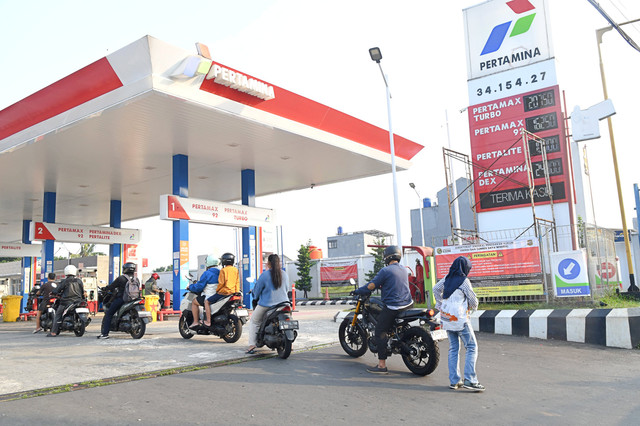 Pengendara sepeda motor antre untuk mengisi bahan bakar minyak (BBM) jenis Pertamax di SPBU kawasan Rempoa, Tanggerang Selatan, Banten, Rabu (10/6/2026). Foto: Reno Esnir/ANTARA FOTO