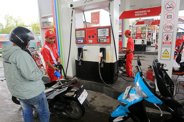 Petugas melakukan pengisian Bahan Bakar Minyak (BBM) nonsubsidi jenis pertamax ke dalam tangki kendaraan di salah satu SPBU Kuta Padang, Johan Pahlawan, Aceh Barat, Aceh, Rabu (10/6/2026). Foto: Syifa Yulinnas/ANTARA FOTO