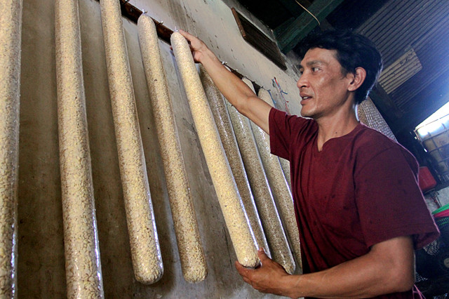 Perajin memproses tempe di sentra industri tempe Sanan, Kota Malang, Jawa Timur, Rabu (10/6/2026). Foto: Ari Bowo Sucipto/ANTARA FOTO