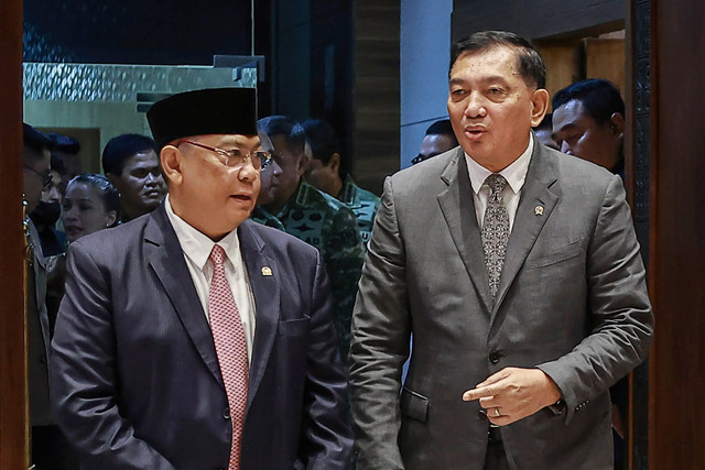 Ketua Komisi I DPR Utut Adianto (kiri) berbincang dengan Menteri Pertahanan Sjafrie Sjamsoeddin (kanan) sebelum mengikuti rapat kerja di Kompleks Parlemen, Senayan, Jakarta, Rabu (10/6/2026). Foto: Dhemas Reviyanto/ANTARA FOTO
