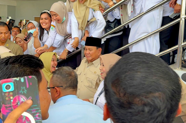 Momen prabowo jadi rebutan selfi warga hingga nakes RSUD Krui Lampung. Foto: Zamachsyari/kumparan