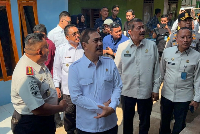 Menteri Imigrasi dan Pemasyarakatan Agus Andrianto melakukan kunjungan ke penerima manfaat Bantuan Sosial Bedah Rumah di Desa Warungkiara, Sukabumi, Jawa Barat, Rabu (10/6/2026). Foto: Nauval Pratama/kumparan