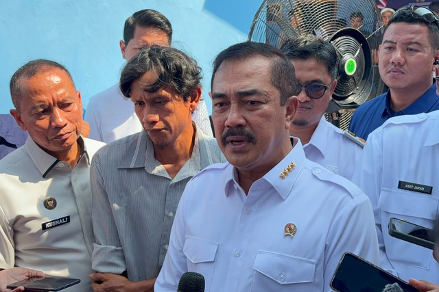 Menteri Imigrasi dan Pemasyarakatan Agus Andrianto melakukan kunjungan ke penerima manfaat Bantuan Sosial Bedah Rumah di Desa Warungkiara, Sukabumi, Jawa Barat, Rabu (10/6/2026). Foto: Nauval Pratama/kumparan