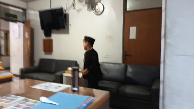 Seorang Siswa berasa di Ruang Manajemen di sebuah sekolah swasta (Foto Pribadi) 