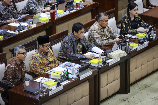 Menkeu Purbaya Yudhi Sadewa bersama Menteri PPN Rachmat Pambudy, Gubernur BI Perry Warjiyo, Ketua DK OJK Friderica Widyasari Dewi, dan Wamenkeu Suahasil Nazara mengikuti raker dengan Komisi XI di Kompleks Parlemen, Senayan, Jakarta, Rabu (10/6/2026). Foto: Dhemas Reviyanto/ANTARA FOTO