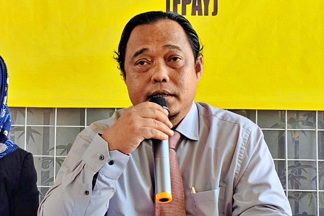 Penasihat hukum Anastacia Niken Purwandari (36), Purnomo Susanto, memberikan penjelasan terkini kasus dugaan malapraktik di RSUD Prambanan yang sebabkan anak Anastacia meninggal dunia, Rabu (10/6/2026). Foto: Arfiansyah Panji Purnandaru/kumparan