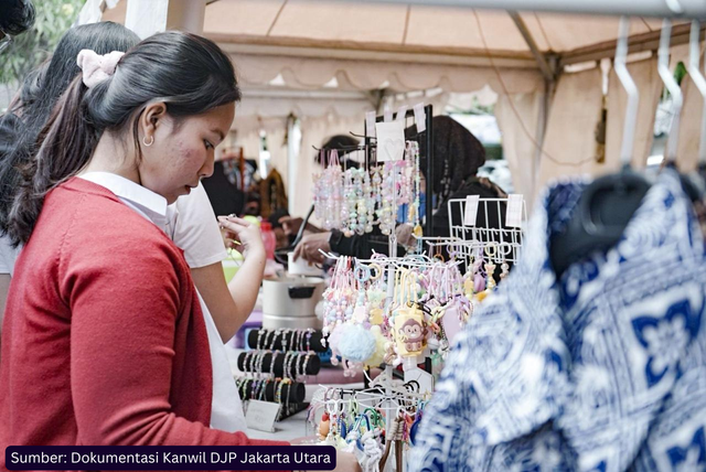 Salah seorang pengunjung sedang memilih barang yang dipajang oleh Pelaku UMKM pada kegiatan Business Development Services yang diselenggarakan oleh Kanwil DJP Jakarta Utara.