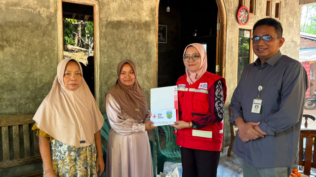 Pekerja Migran Indonesia (PMI) asal Desa Kepuk, Kecamatan Bangsri, Kabupaten Jepara, Sri Titik Azizah (kedua dari kiri) menerima bantuan dari berbagai pihak.  Foto: Dok. Diskominfo Jepara