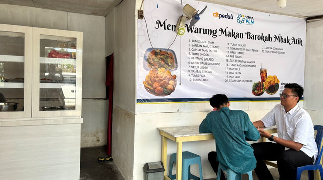 DT Peduli bersama YBM PLN berkolaborasi dalam Program Pemberdayaan UMKM Warung Makan Barokah Mbak Atik (Sumber: DT Peduli)