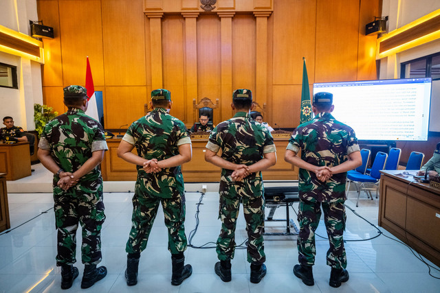 Terdakwa kasus penyiraman air keras kepada aktivis KontraS Andrie Yunus, Sami Lakka, Nandala Dwi Prasetya, Budhi Hariyanto Widhi Cahyono dan Edi Sudarko menjalani sidang pembacaan putusan di Pengadilan Militer II-08, Jakarta, Rabu (10/6/2026). Foto: Bayu Pratama S/ANTARA FOTO