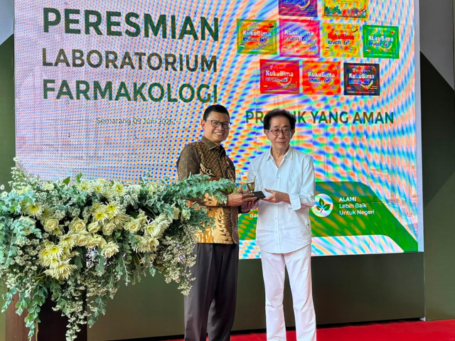 Kepala Badan Pengawas Obat dan Makanan (BPOM) Republik Indonesia Taruna Ikrar, didampingi Direktur Utama Sido Muncul, Dr. (H.C.) Irwan Hidayat. Foto: Intan Alliva/kumparan